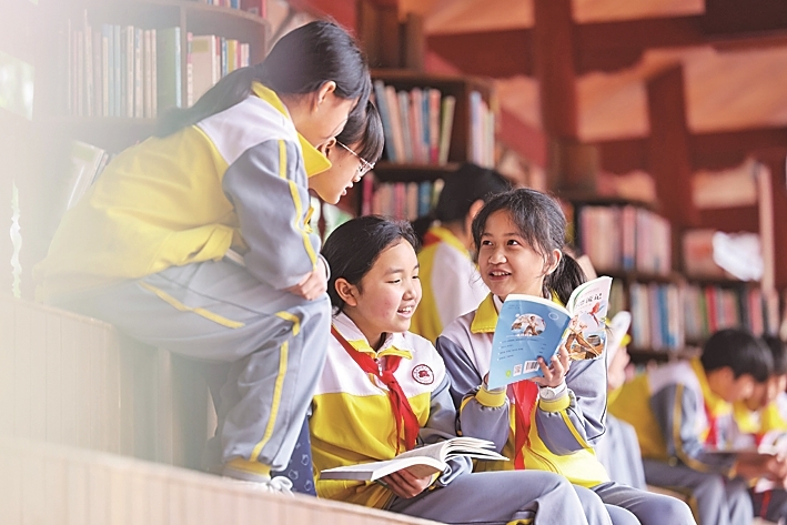 字里行间,共沐书香——首个“全民阅读活动周”扫描 字里行间,共沐书香——首个“全民阅读活动周”扫描
