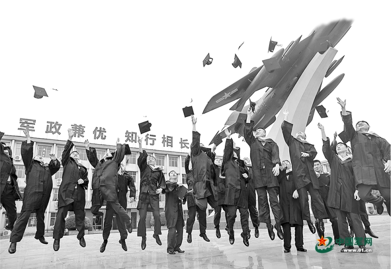中国军校｜军士学员穿上学士服