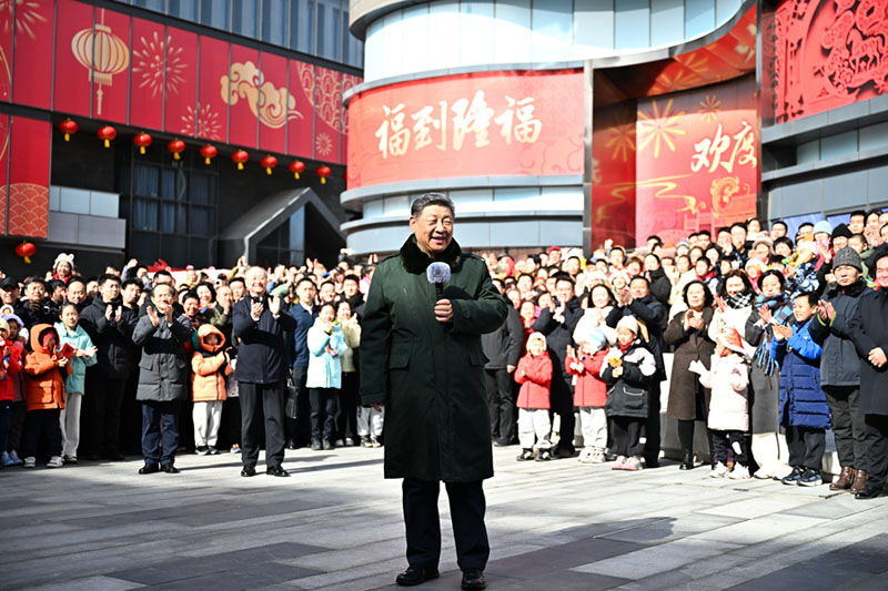 习近平春节前夕在北京看望慰问基层干部群众