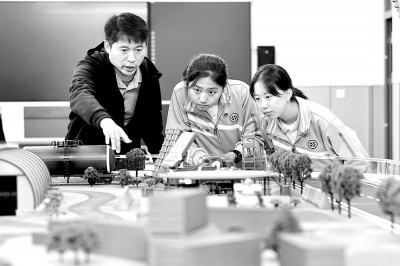 “头雁”引航，共创县中教育新生态